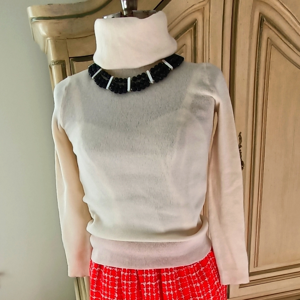 VINTAGE SAKS FIFTH AVENUE WOOL TURTLENECK!